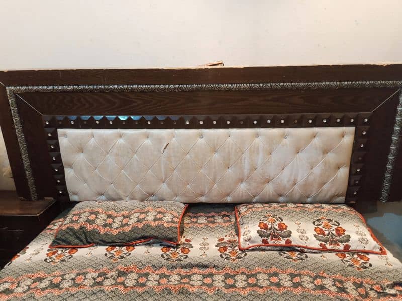 red lakdi ka ful bed room set h . urgent sel Karna h6 6