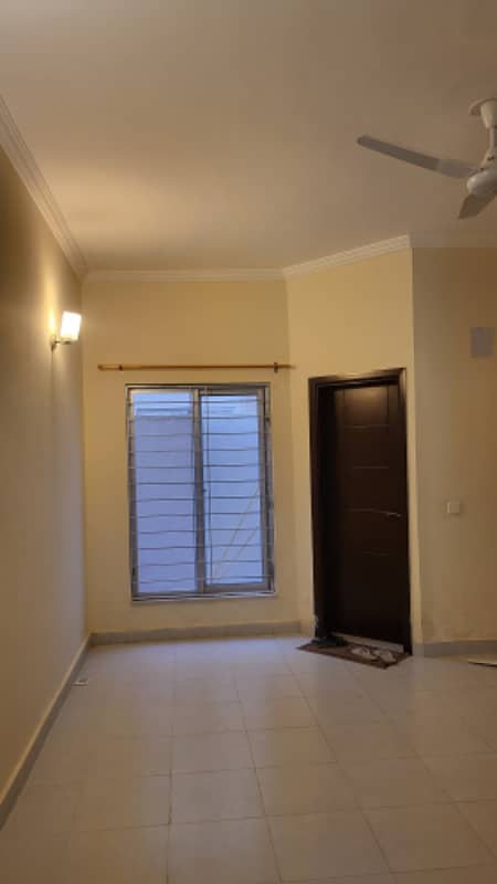 Sports city 350 sq yards 4 bed rooms villa for rent 2