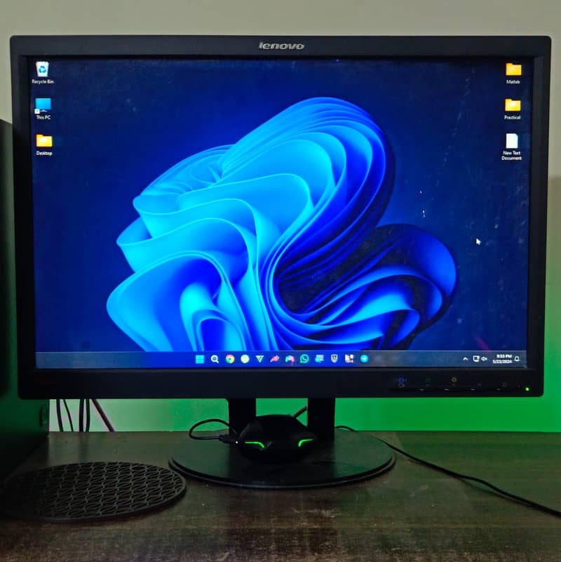 Lenovo ThinkVision 22" LCD 5