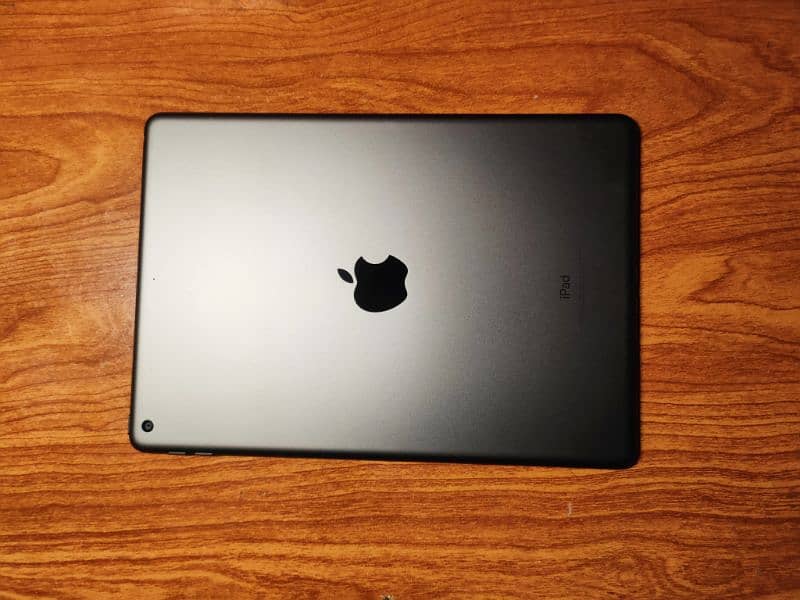 Ipad 9 gen (with Keyboard and Cover) 0