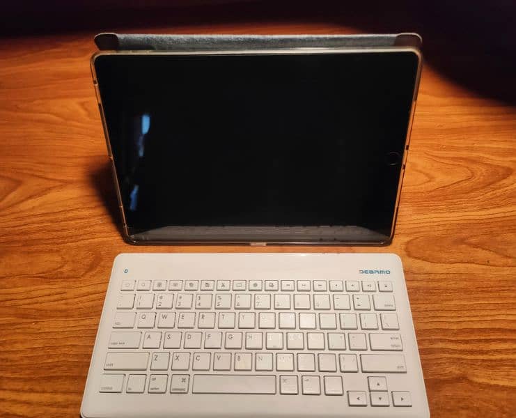 Ipad 9 gen (with Keyboard and Cover) 4