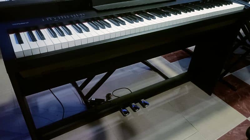 Roland FP-30 88-key Digital piano with original stand & 3pedal unit 3