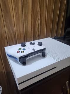 Xbox one s 1tb with 15 games installed and 162 games in library