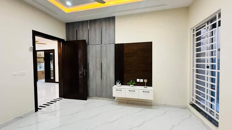 Luxurious Designer 10 Marla brand new House For Sale in Bahria Town Lahore 9