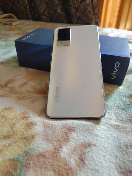 Vivo V21 10/10 condition with box but no charger 2