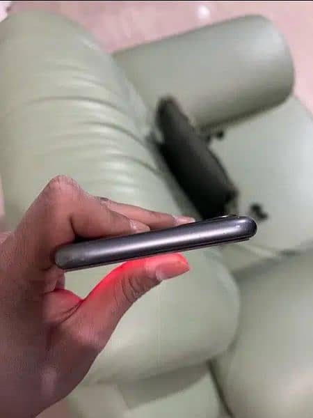Iphone11 10by10 condition bettry health80 not single scretch 5