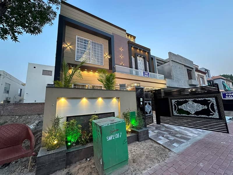 Luxurious Designer 10 Marla brand new House For Sale in Bahria Town Lahore 1