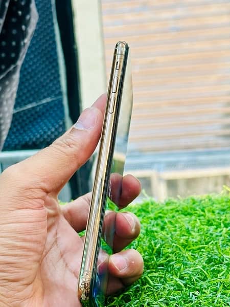 iphone xs max 64 gb pta approved 4