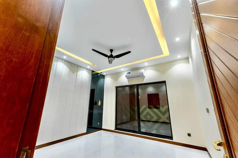 Luxurious Designer 1 Kanal Brand New House For Sale in Bahria Town Lahore 38