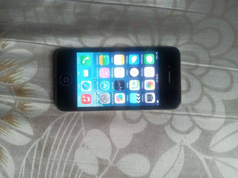 iPhone 4 black colour 10/10 condition 3