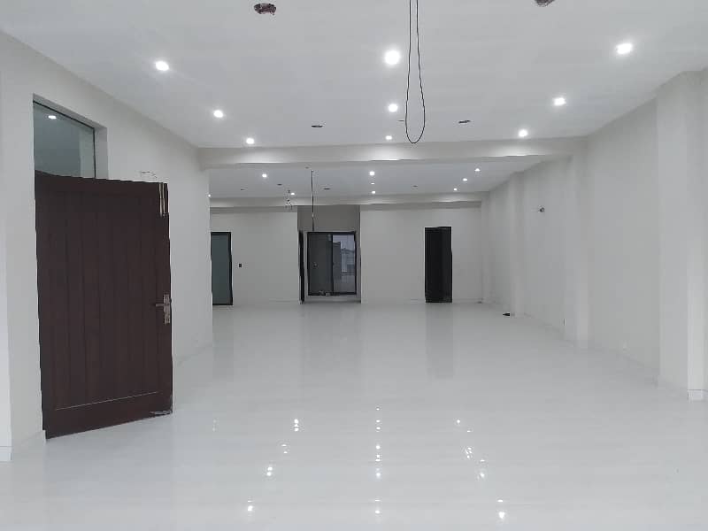 8 MARLA BRAND NEW COMMERCIAL BUILDING WITH OTHER FLOORS AVAILABLE AND BIGGEST ELEVATOR INSTALLED FOR RENT IN DHA PHASE-6 0