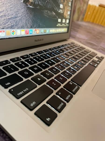 MacBook Air (13-inch, Early 2015) 1