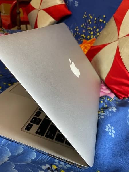 MacBook Air (13-inch, Early 2015) 3