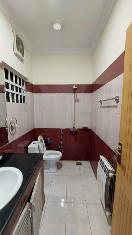 21 Marla Corner Triple Storey House 12 Beds With Attached Bath Near To Commercial 6
