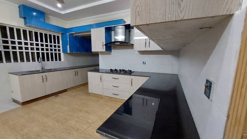 21 Marla Corner Triple Storey House 12 Beds With Attached Bath Near To Commercial 11