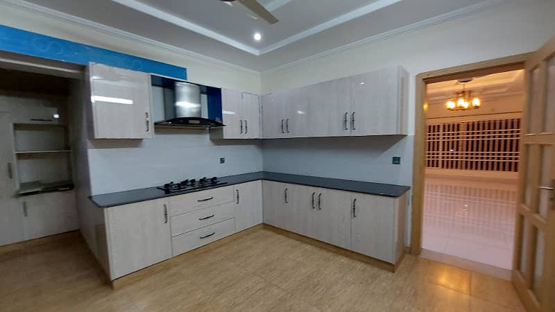 21 Marla Corner Triple Storey House 12 Beds With Attached Bath Near To Commercial 12