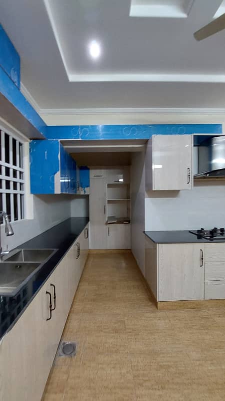 21 Marla Corner Triple Storey House 12 Beds With Attached Bath Near To Commercial 13