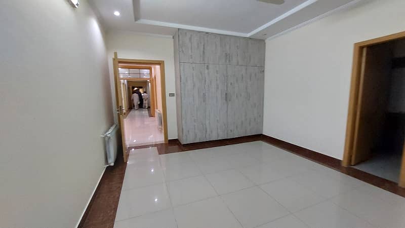 21 Marla Corner Triple Storey House 12 Beds With Attached Bath Near To Commercial 18