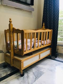 baby court/bed swingable (wooden)