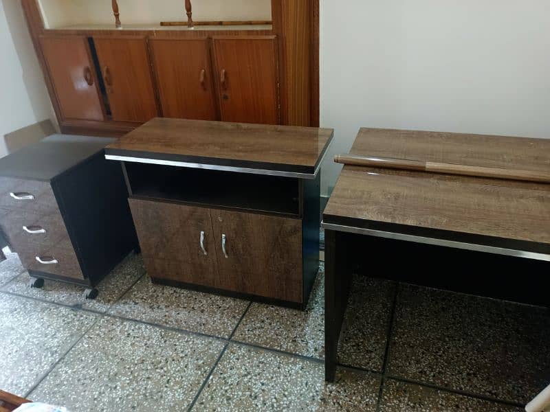 office table with drawers 3