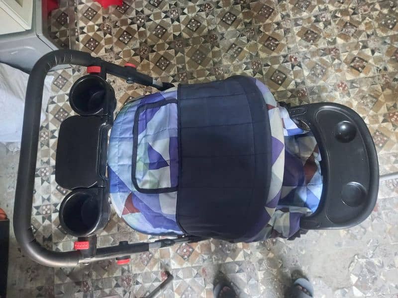 Branded pram in excellent condition 4