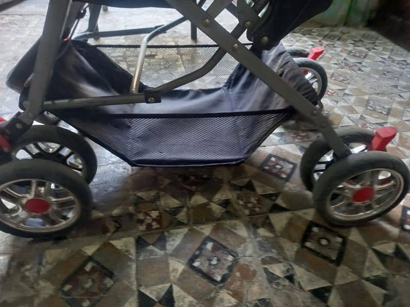 Branded pram in excellent condition 8