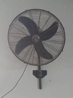 I'm selling my bracket fan slightly used in one season