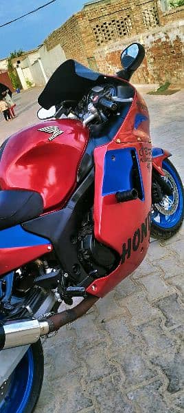 Honda CBR 1100cc
Model 2006t 0