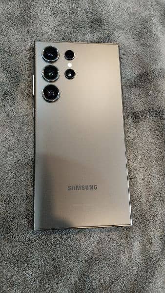 Samsung S24 ultra 10/10 condition nonpta not single pin point scratch 3