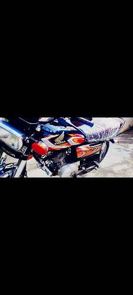 Honda 125 black 2020/23 model 100/100 condition 3