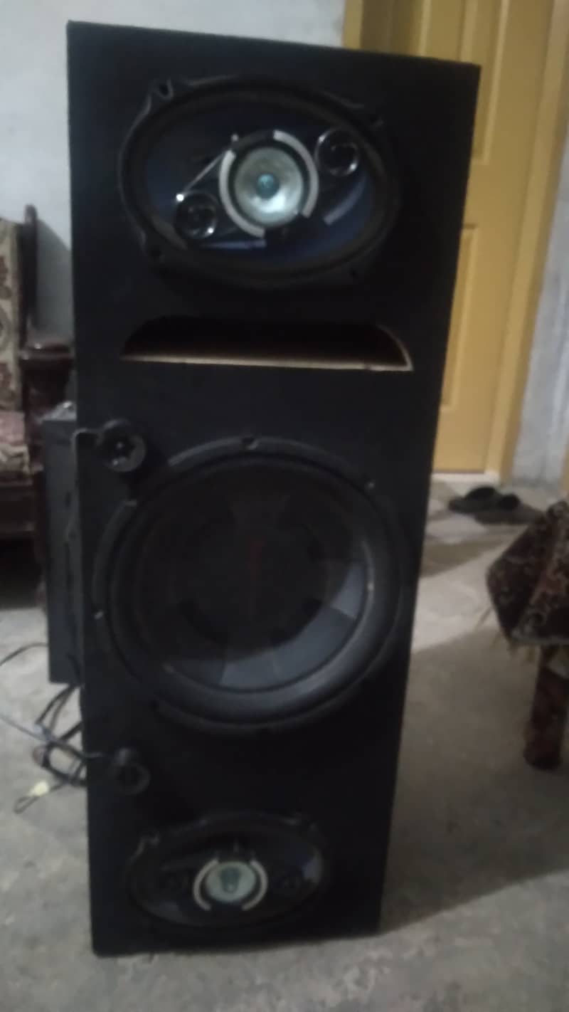 Amplifier with woofer tweeter and speaker 1