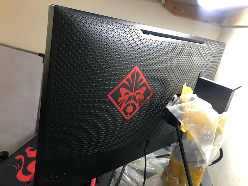 Gaming PC HP Omen Desktop with Monitor and Peripherals 9