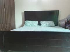 King size bed, A1 condition| wooden bed