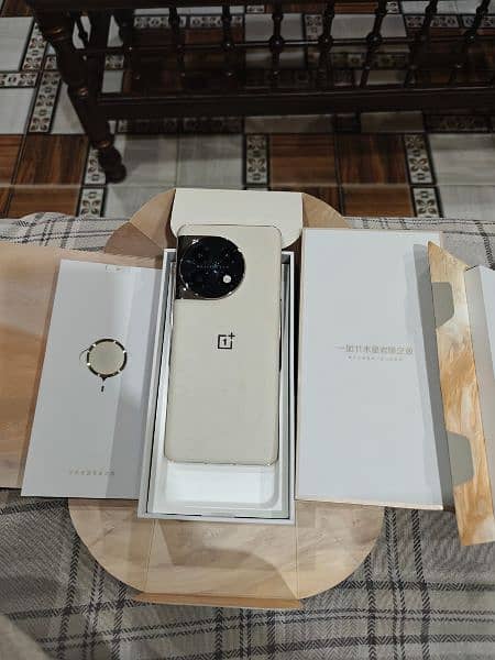 OnePlus 11 16/512GB Marble Jupiter,& Green dual sim Box official PTA 2