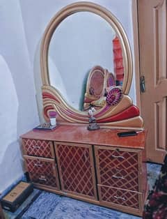 Spacious Dressing Table with Large Mirror 0