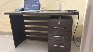Office table available (condition10/10)