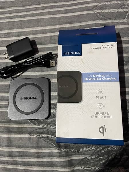 Insignia Qi wireless charging pad ( Original ) 0