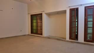 600 Yards 6 Beds 2 Kitchens Pair Of 1st And 2nd Floor Independent Portion With Servant Quarter And Garage With Capacity To Accommodate 4 Cars Near Karsaz In KDA Scheme 1