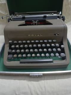 Antique Typewriter. ROYAL . 0