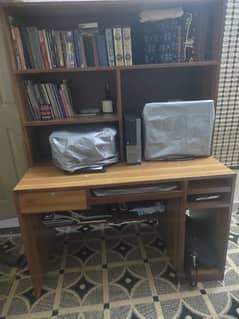 computer table in good condition 0