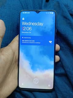 one plus 7t achi condition ha front pr scresh hain halke pholke