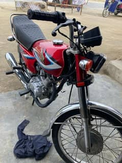 Honda 125 CG 2014 model for urgent sale