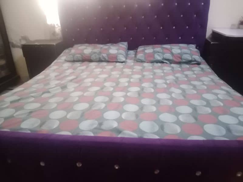 bed set with side table, mirror 0