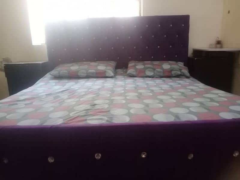 bed set with side table, mirror 4