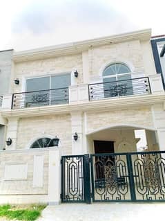 Ideally Located And Surrounded By Beautiful Houses five Marla House For Rent In DHA