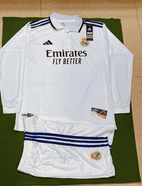 Real Madrid football kit (T-shirt + Shorts) for both boys and girls 1