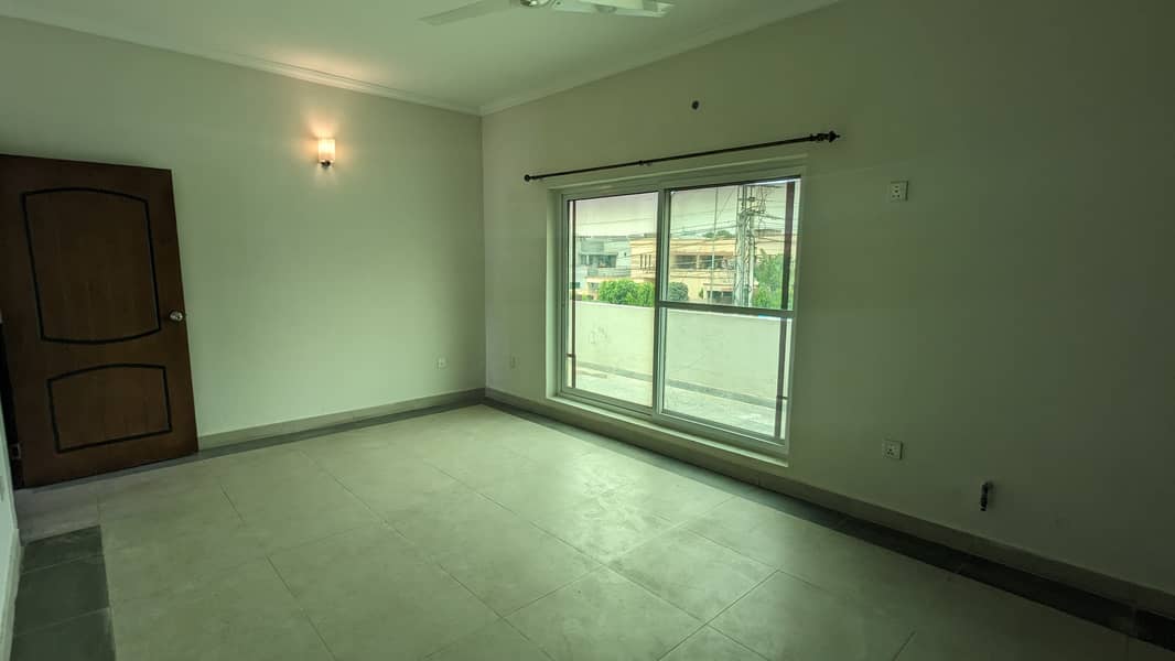 1 Kanal House For Sale In The Heart Of Lahore With Service Lane 2