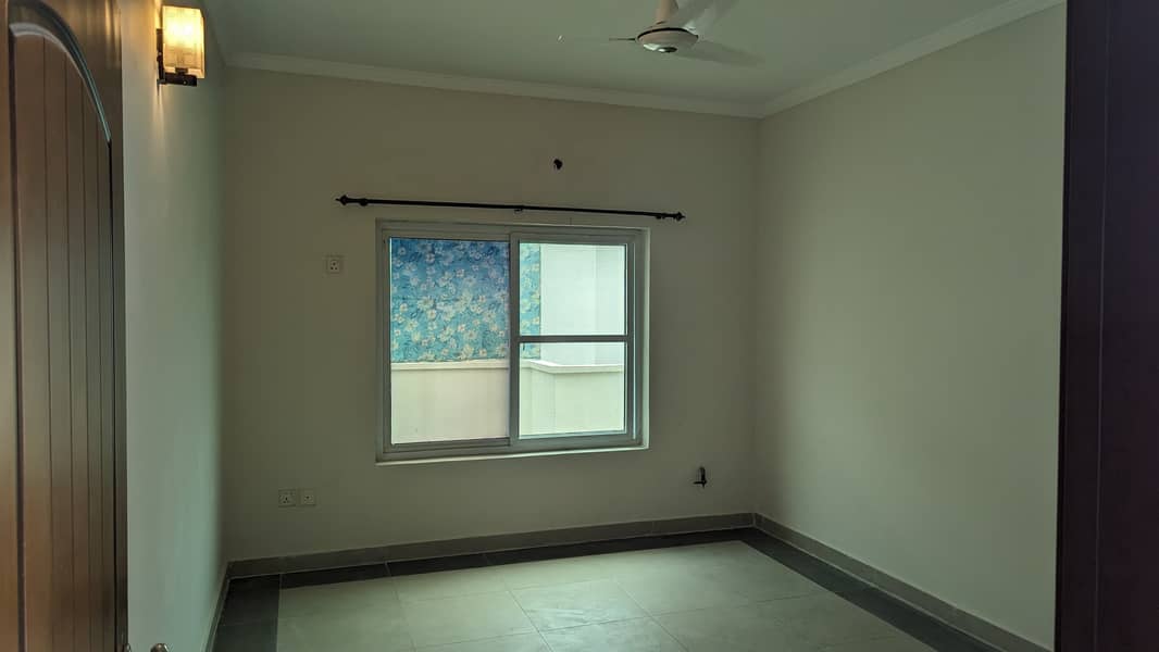 1 Kanal House For Sale In The Heart Of Lahore With Service Lane 7