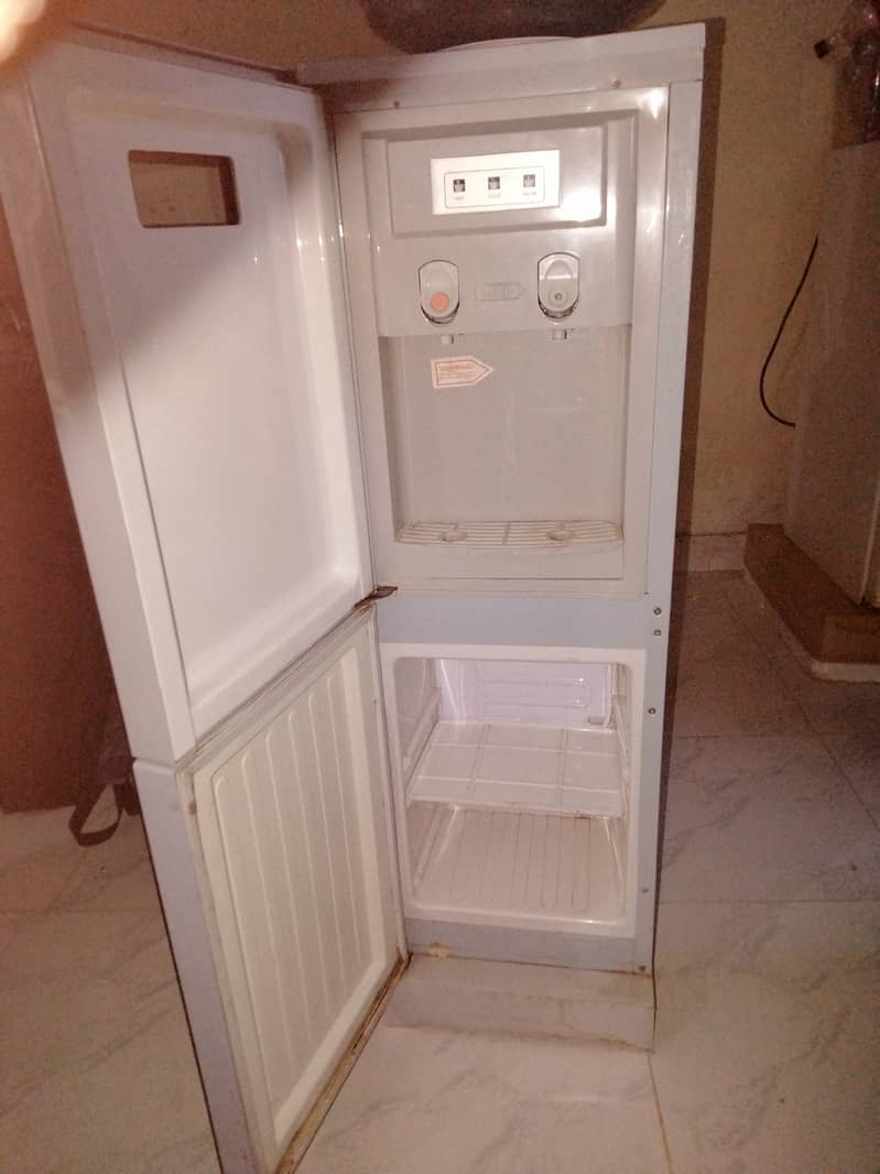 Water Dispenser 3 in one /hot /cool /freezer 10/10 condition 0