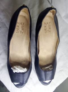 Black pre-loved very less used branded block heel